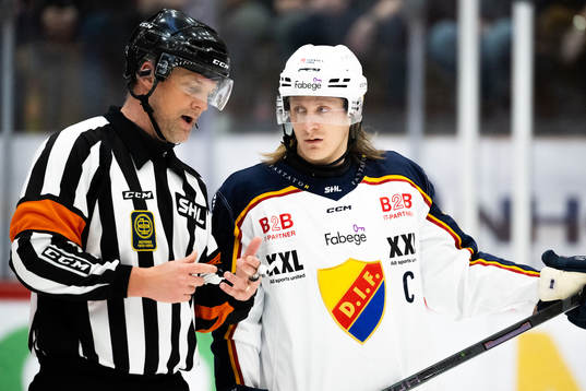 Djurgårdens Marcus Sörensen diskuterar med domaren