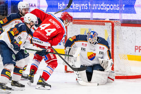 Timrås Jacob Blomqvist och Djurgårdens målvakt Alexander