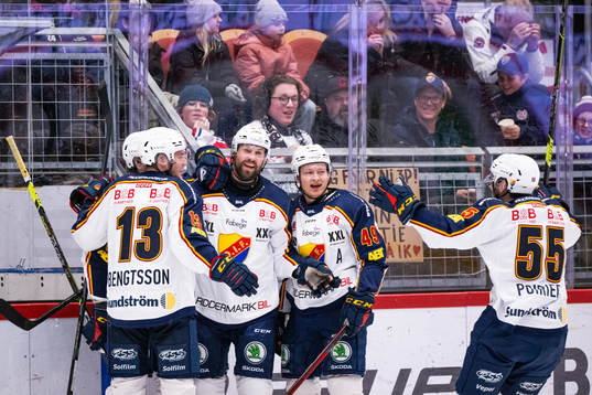 Dick Axelsson jublar med lagkamrater fter att han gjort 3-3