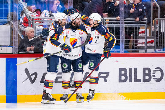 Dick Axelsson jublar med lagkamrater fter att han gjort 3-3