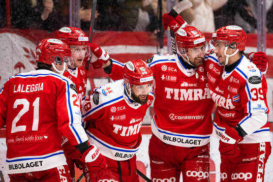 Timrås Robin Hanzl jublar med lagkamrater