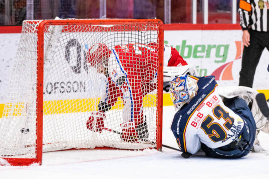Timrås Robin Hanzl gör 4-4 bakom Djurgårdens målvakt