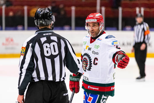 Linjedomare Örjan Åhlen och Frölundas Joel Lundqvist