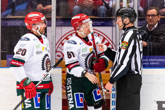 Frölundas Joel Lundqvist och Ryan Lasch med Linjedomare