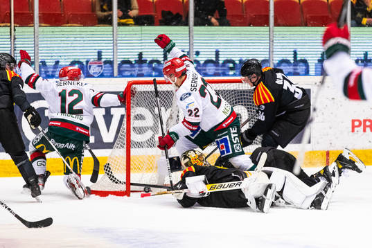Frölundas Max Friberg reducerar till 1-2 men målet döms