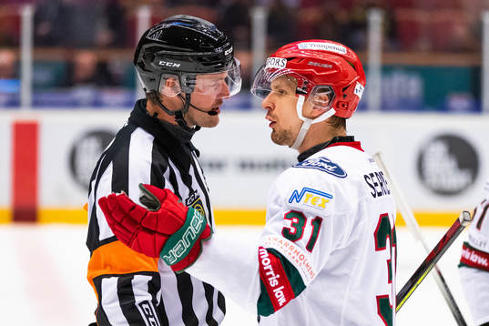 Domare Daniel Eriksson och Frölundas Nicklas Lasu