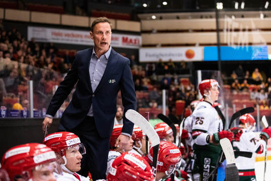 Frölundas tränare Roger Rönnberg reagerar
