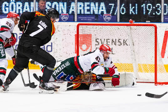 Frölundas Michael Spacek ovanpå Brynäs målvakt Veini