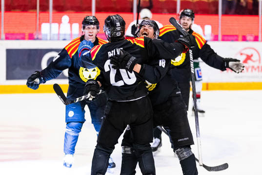 Brynäs Oula Palve jublar med Anton Rödin