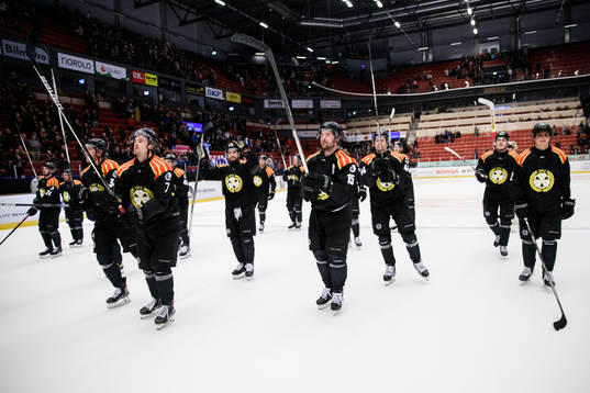 Brynäs spelare jublar