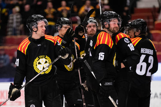 Brynäs Greg Scott och Simon Bertilsson jublar med