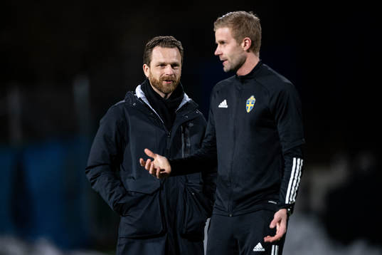 s tränare Bartosz Grzelak och domare Glenn Nyberg i samtal