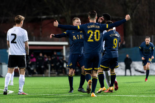 s Sebastian Larsson jublar med lagkamrater