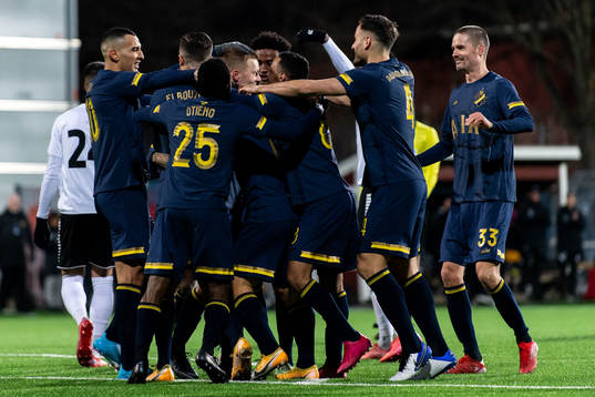 s Sebastian Larsson jublar med lagkamrater
