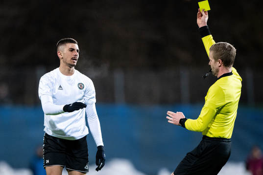 Örebros Hussein Ali varnas av domare Glenn Nyberg