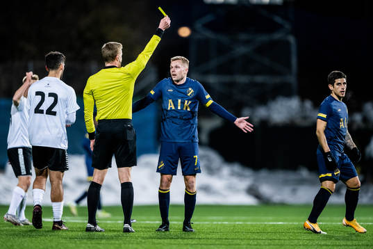 s Nicolas Stefanelli (h) får ett gult kort av domare Glenn