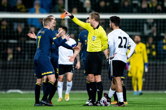 s Mikael Lustig blir utvisad av domare Glenn Nyberg