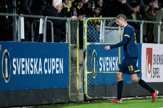 s Mikael Lustig deppar och lämnar planen