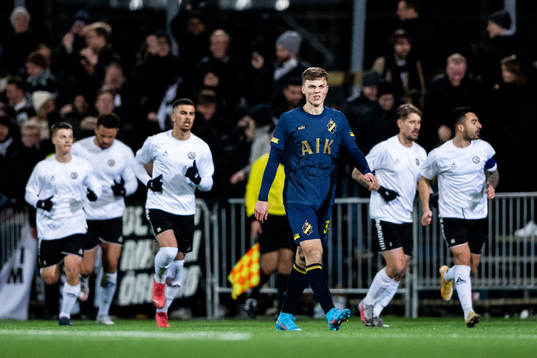 s Erik Ring deppar samtidigt som Örebros spelare jublar