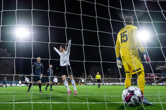 s Per Karlsson och målvakt Kristoffer Nordfeldt deppar