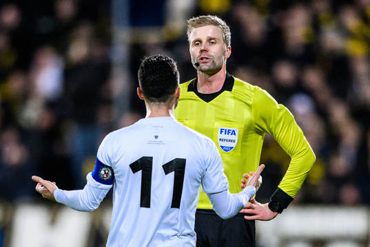 Örebros Jiloan Hamad och domare Glenn Nyberg