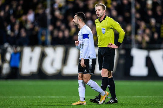 Örebros Jiloan Hamad och domare Glenn Nyberg