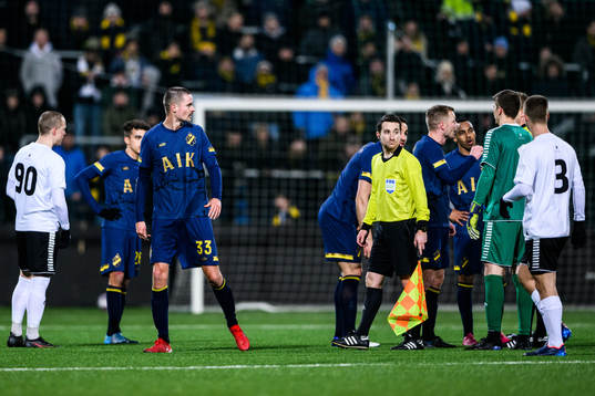 s Mikael Lustig reagerar mot domare Glenn Nyberg