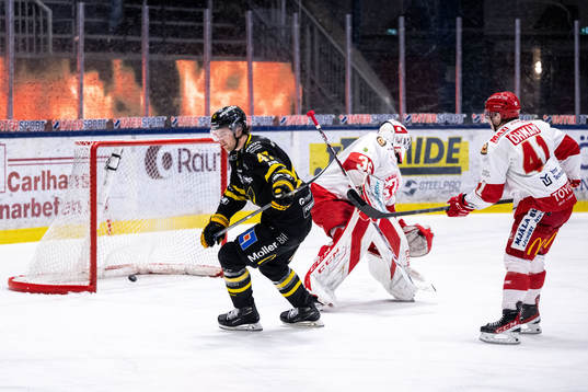 Västerås Logan Roe gör 3-0 bakom Troja/Ljungbys målvakt
