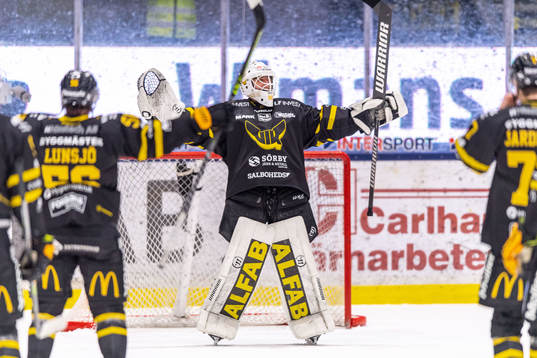 Västerås målvakt Ian Blomquist jublar