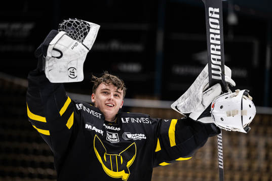 Västerås målvakt Ian Blomquist jublar
