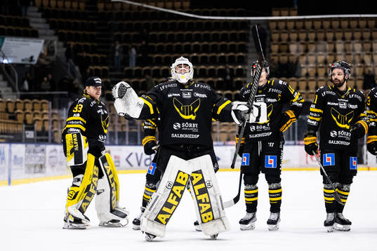 Västerås målvakt Ian Blomquist jublar