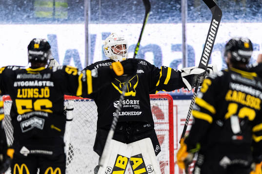 Västerås målvakt Ian Blomquist jublar