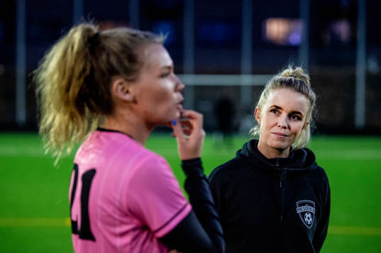 Bläddra bland fler bilder av Fotboll, Vänskapsmatch, Backarna - Las Presidentas