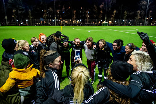 Las Presidentas spelare innan en vänskapsmatch mellan