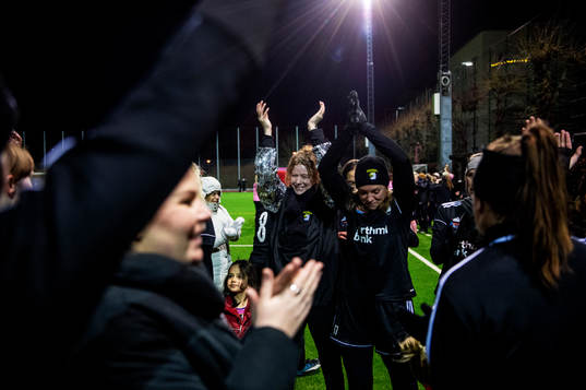 Las Presidentas spelare innan en vänskapsmatch mellan