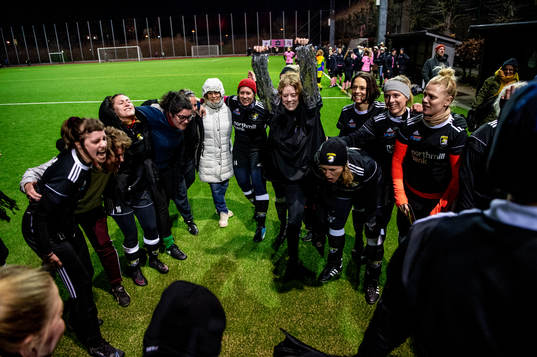 Las Presidentas spelare innan en vänskapsmatch mellan