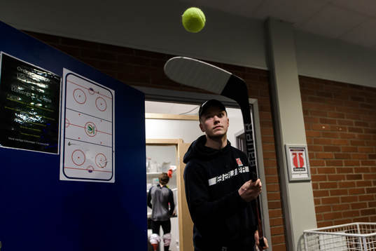Örebros Linus Öberg värmer upp i korridoren