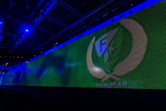 LED-panel med Färjestads logotyp på