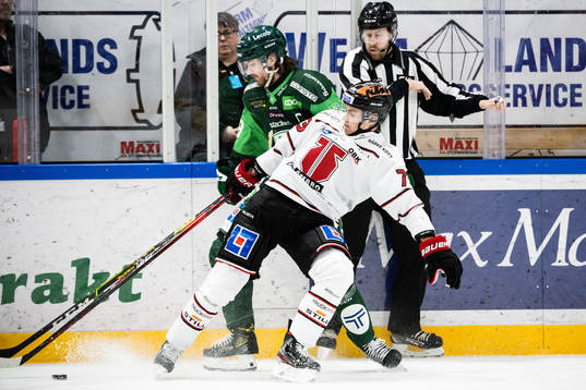 Färjestads Linus Johansson och Örebros +Oliver Eklind