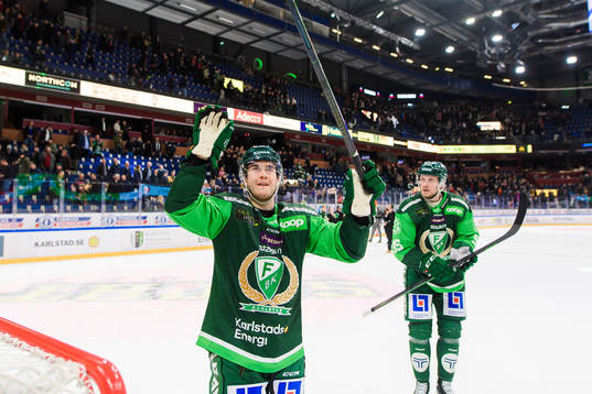 Färjestads Michael Lindqvist jublar med lagkamrater