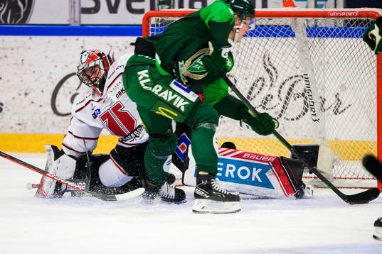 Färjestads Gustav Rydahl skjuter 1-0 bakom Örebros
