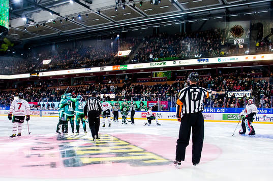 Färjestads spelare jublar