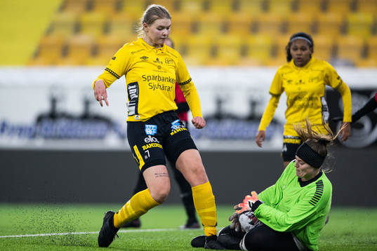 Elfsborgs Elin Dahl och Södra vings målvakt Frida Roos