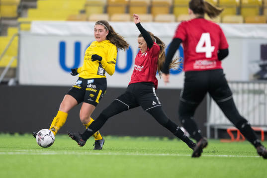 Elfsborgs Olivia Gurtata och Södra vings Elvira Johanzon