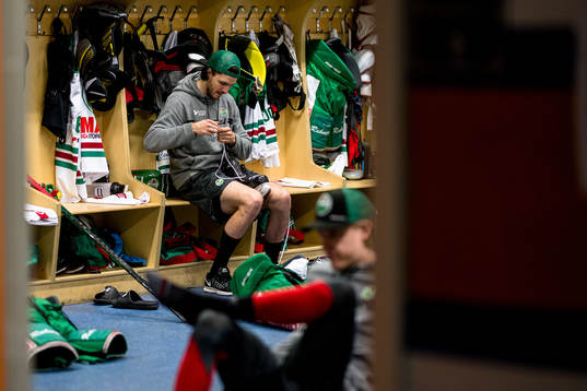 Rögles Dennis Everberg före ishockeymatchen i SHL mellan