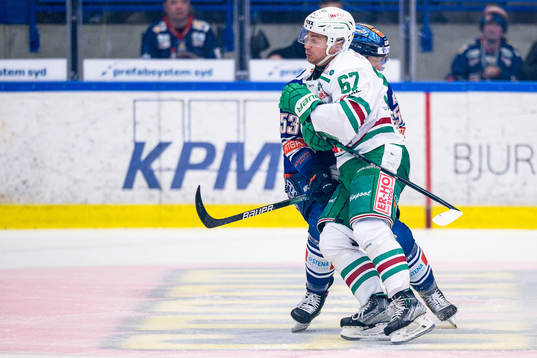 Rögles Leon Bristedt tacklar Växjös Ben Thomas