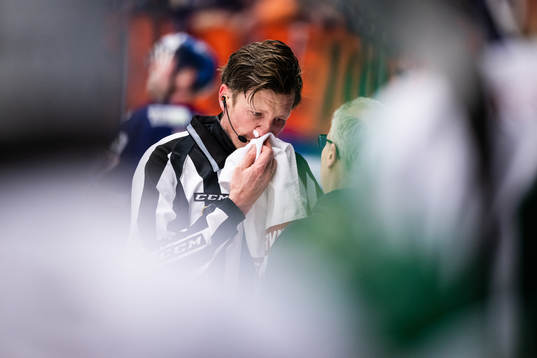 Linjedomare Henrik Pihlblad får vård