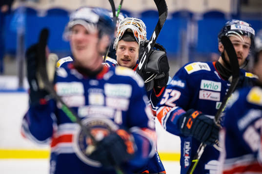 Växjös målvakt Emil Larmi jublar