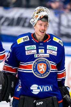 Växjös målvakt Emil Larmi jublar