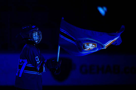 Fanbärare före ishockeymatchen i SHL mellan Växjö och